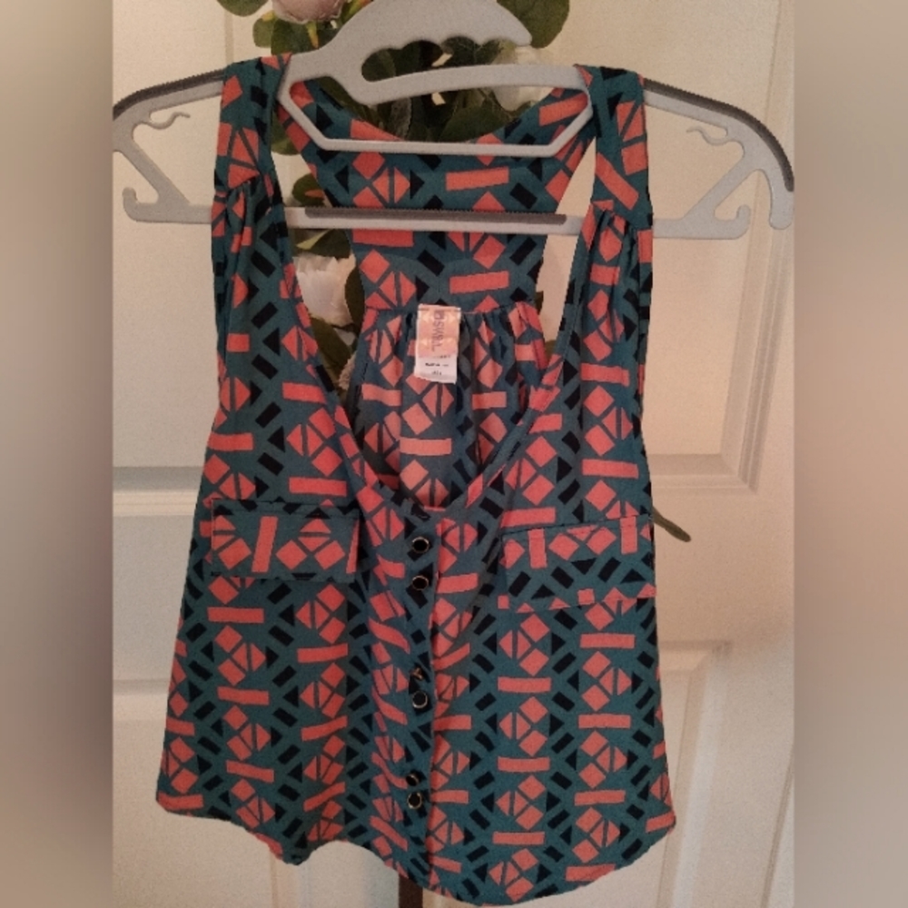 SWELL razorback top with faux front pockets, great condition, size Large.
